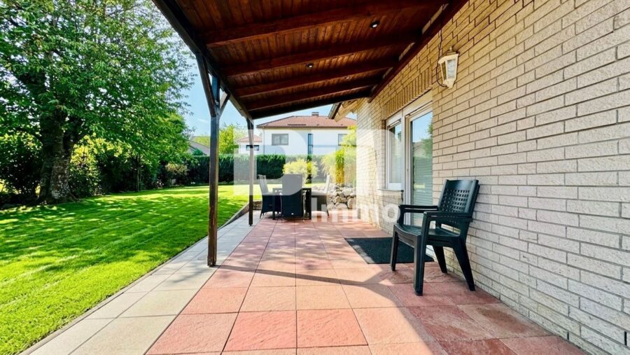 Großzügiges Ein- bis Zweifamilienhaus mit Terrasse und großem Garten - Terrasse / teilüberdacht
